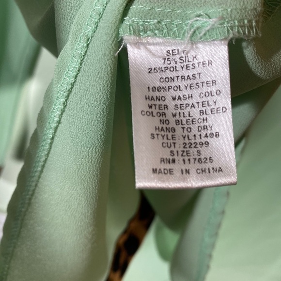 Silk Blend Leopard trim Top Size S 🔥 - Picture 5 of 7